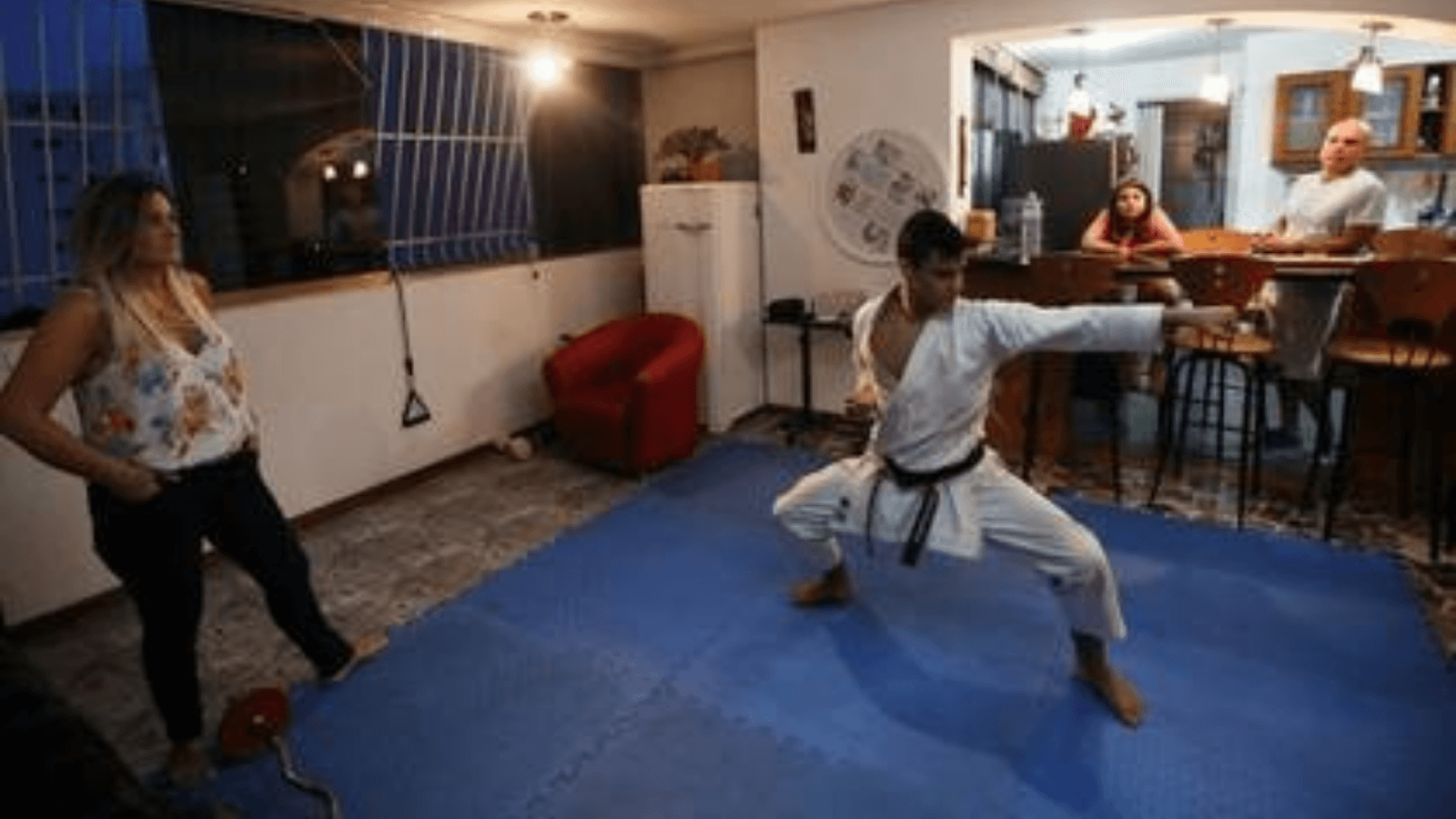 Un campeón de karate busca mantener su entrenamiento con sofás y taburetes desde el living de su casa r