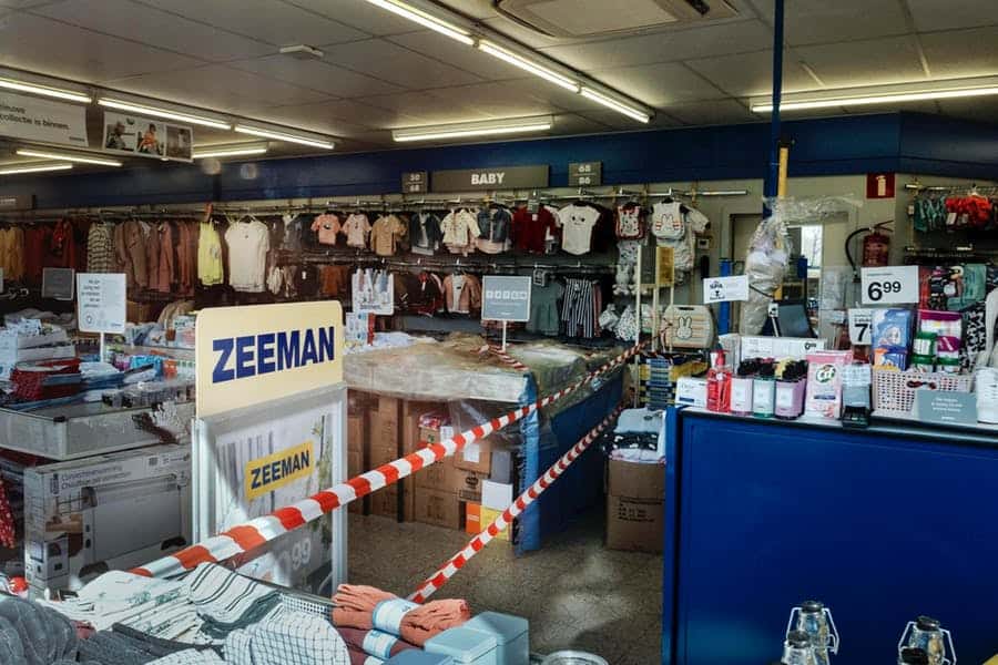 image Una tienda que comparte límites entre Bélgica y Países Bajos quedó dividida por el Covid 19 2