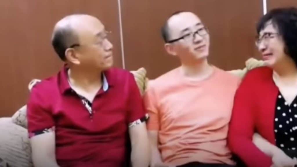 image mao yin con sus padres tras 32 anos separados