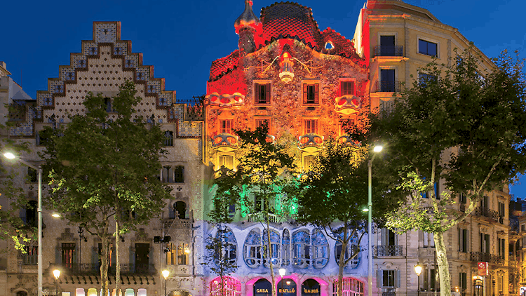 Como cada año, la fachada de Casa Batlló lucirá con los colores de la bandera LGTBI 1