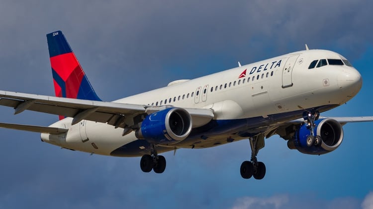 Delta anuncia el bloqueo en los asientos del medio en sus aviones al menos hasta el 30 de septiembre 1