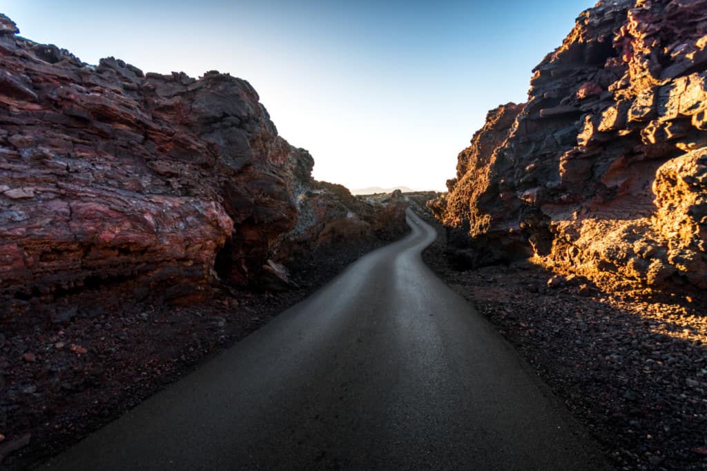 image Qué hacer en el Parque Nacional de Timanfaya Explora el Parque Nacional de Timanfaya una ruta de volcanes en las Islas Canarias 4