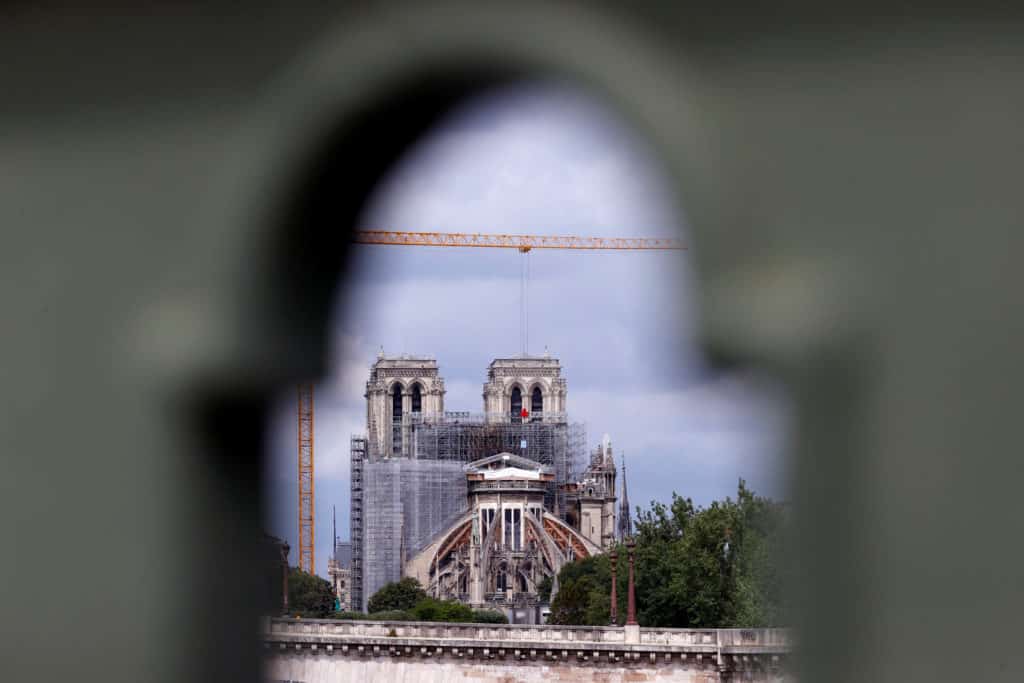 image FOTOS Así se vivió la retirada del andamio un día clave en la etapa de restauración de Notre Dame 1