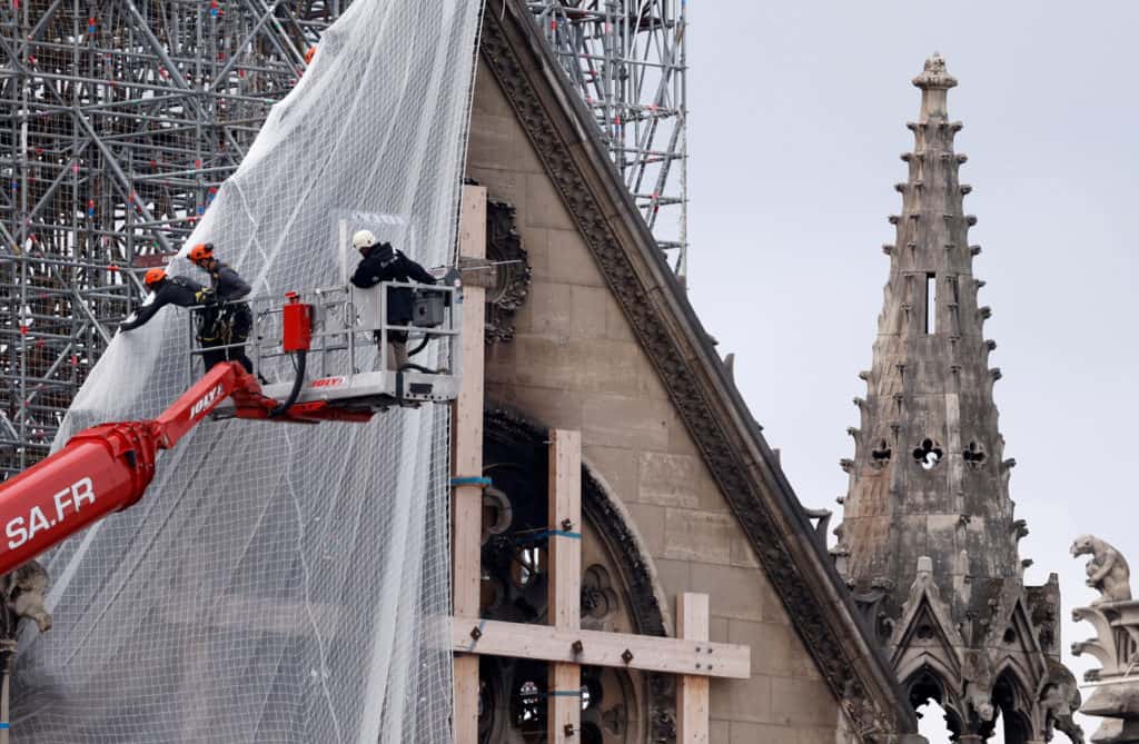 image FOTOS Así se vivió la retirada del andamio un día clave en la etapa de restauración de Notre Dame 6 1