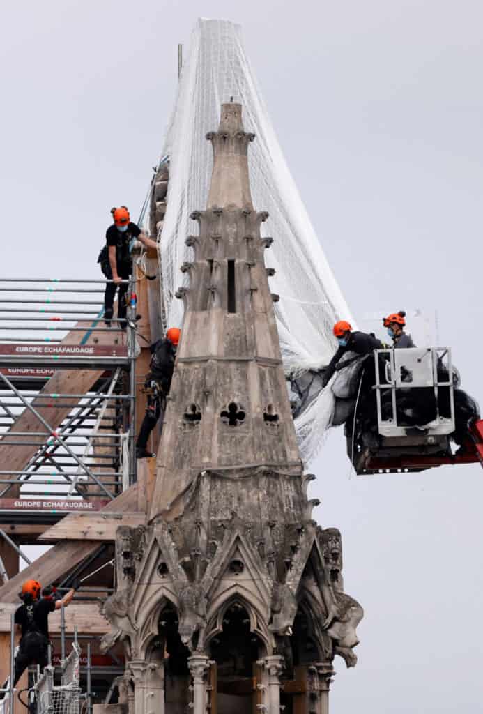 image FOTOS Así se vivió la retirada del andamio un día clave en la etapa de restauración de Notre Dame 65