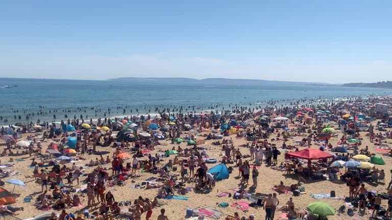 Gran Bretaña Miles de personas llenaron las playas tras el desconfinamiento y el gobierno amenaza con cerrarlas 1