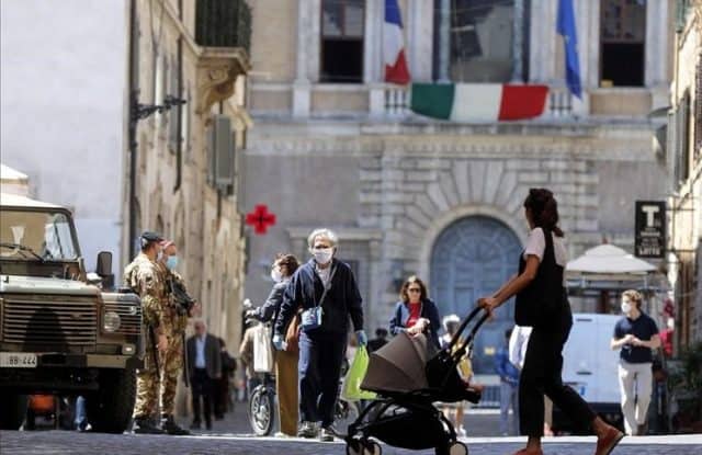 Italia lanza un polémico bono baby sitter para que abuelos cuiden a sus nietos mientras madres y padres reactivan la economía post Covid-19