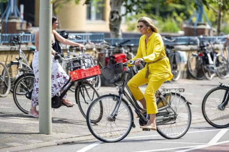 image Máxima de Holanda La reina Máxima de Holanda eligió una bicicleta como medio de transporte para asistir a la reapertura de un museo 2