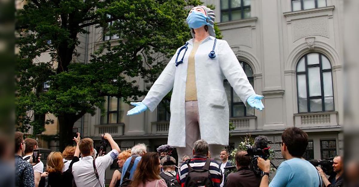 Letonia presenta una gran estatua de casi seis metros en homenaje a sus trabajadores de la salud por tratar a pacientes con COVID-19 1