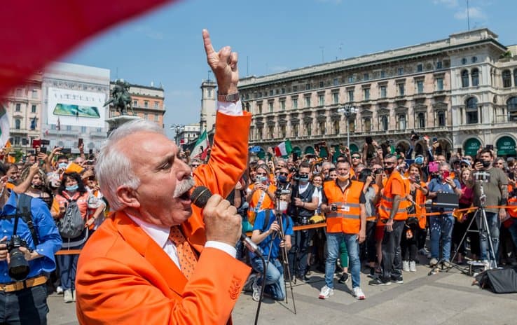 Los chalecos naranjas amenazan con el orden en Italia sostienen que el Covid-19 no existe y que las vacunas son peligrosas 1