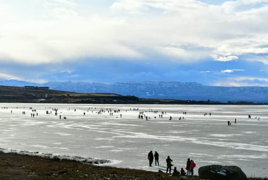 image guacamayo Video Por las bajas temperaturas un lago en El Calafate se convierte en la pista de hielo más grande de Sudamérica 3