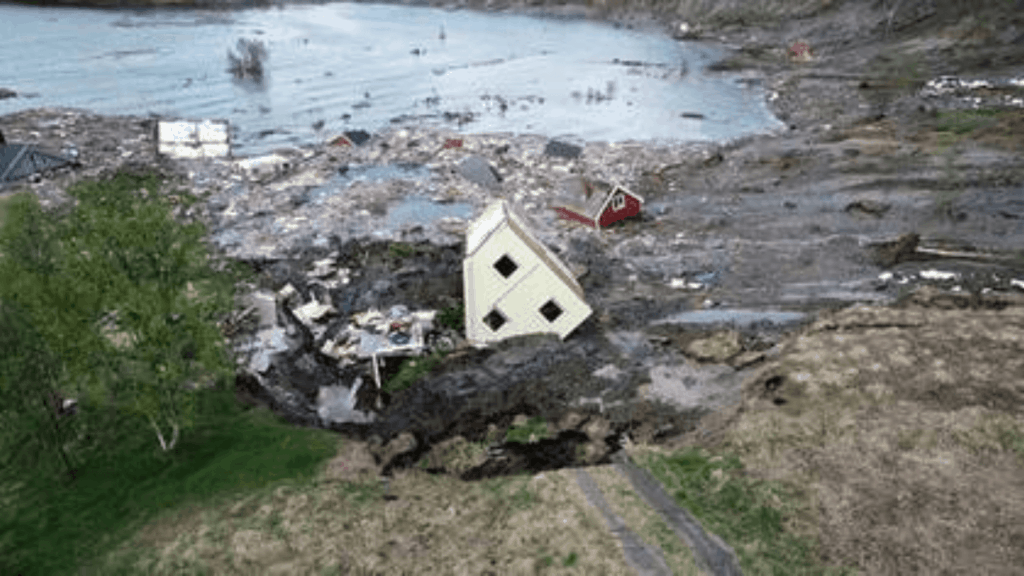 image Video Un impactante deslizamiento de tierra arrasó con casas situadas en las costas de Noruega 1