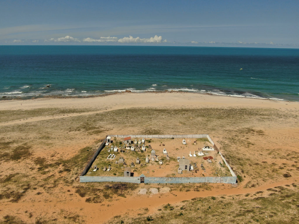 image mejores playas del nordeste de Brasil cementerio de jericoacoara