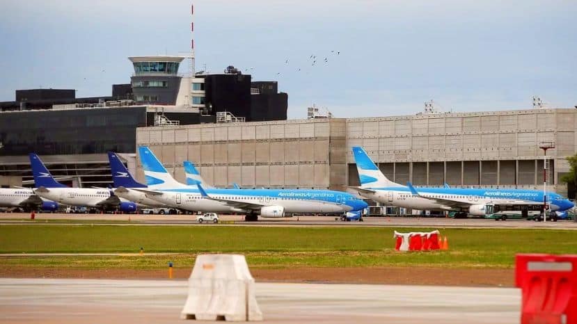 Argentina: el Gobierno analiza permitir vuelos "cortos" para las vacaciones de invierno image
