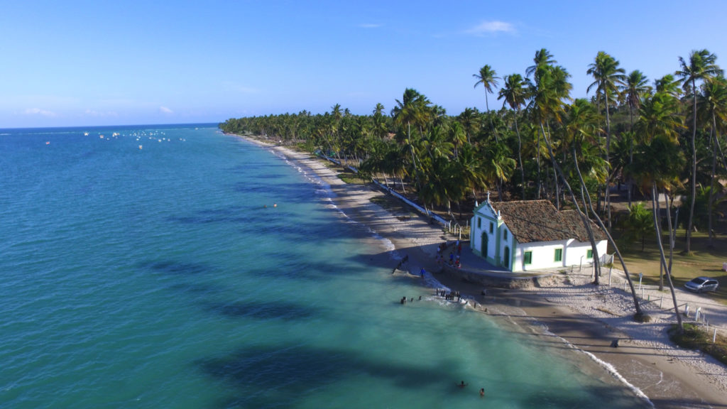 image Praia dos carneiros iglesia praia carneiros como llegar