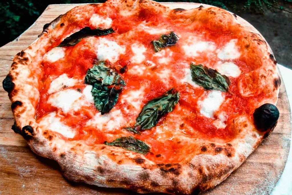 11 Italian Pizza Styles: pizza margherita