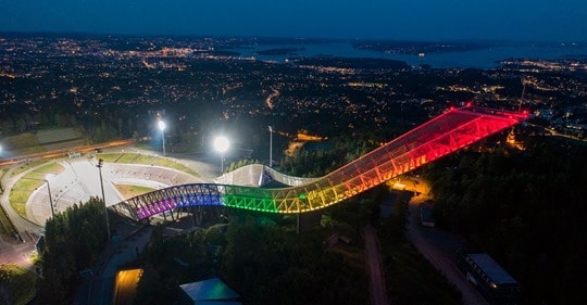 salto-de-esquí-Holmenkollen-con-los-colores-del-orgullo-LGBT