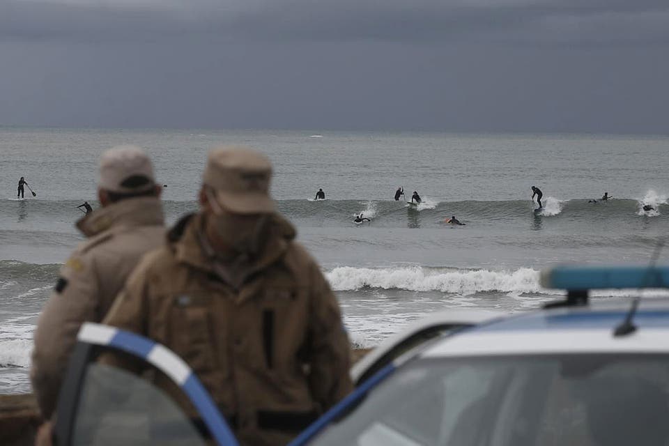 guacamayo "Volver al mar": con una protesta en el agua, los surfers piden que se autorice la actividad en Mar del Plata image guacamayo surf