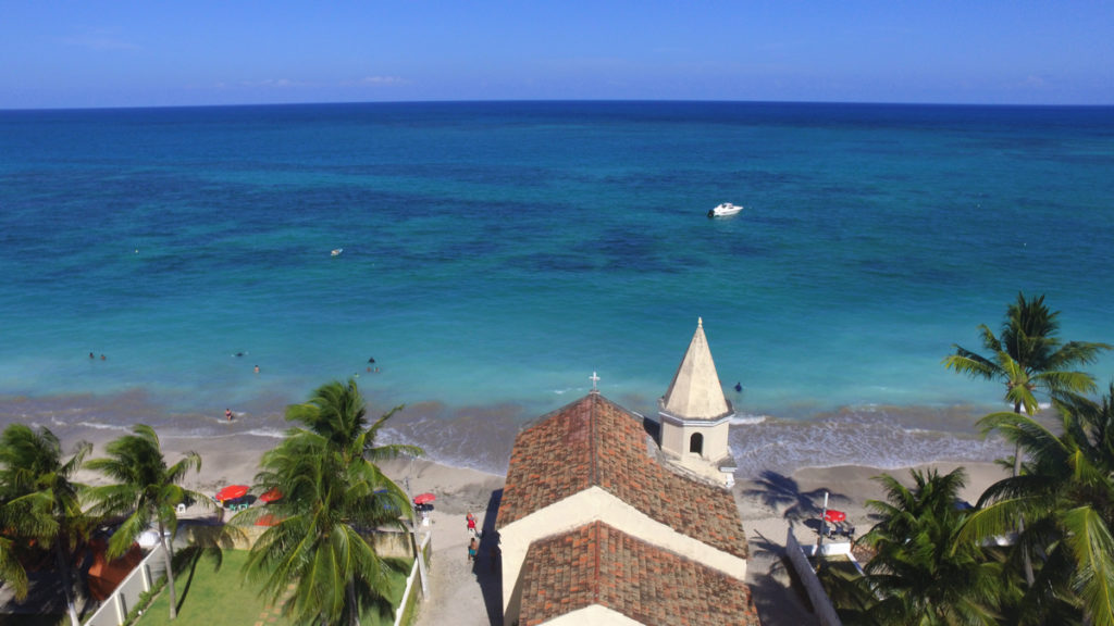 image mejores playas del nordeste de Brasil tamandaré iglesia intriper