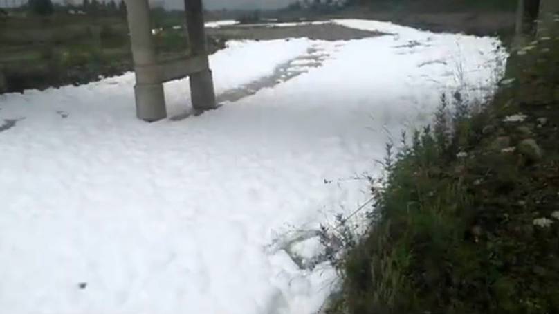 río quedó cubierto de espuma