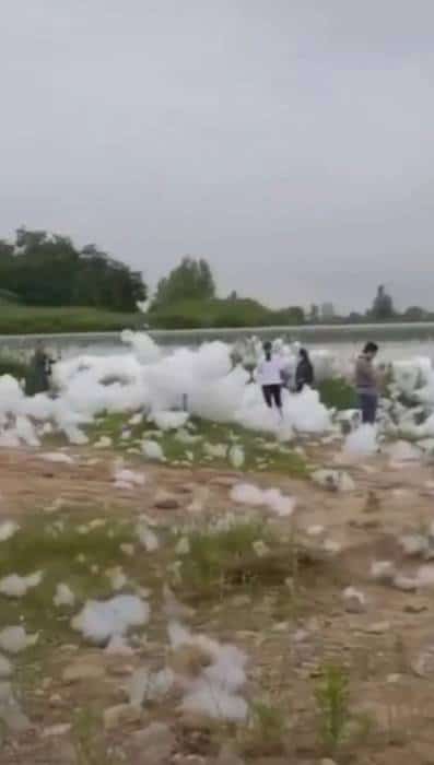 río quedó cubierto de espuma