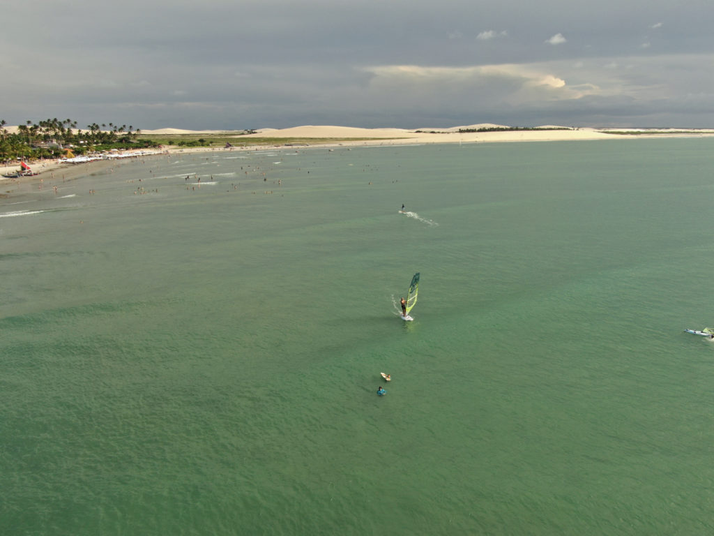 image mejores playas del nordeste de Brasil windsurf jericoacoara