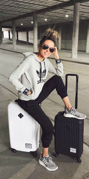 image outfits para viajar en avión zapatilalas