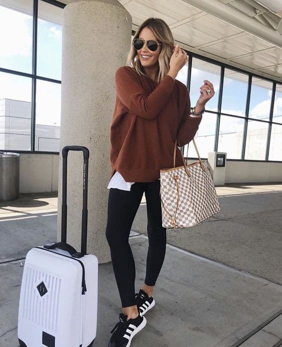 image outfits para viajar en avión zapatillas