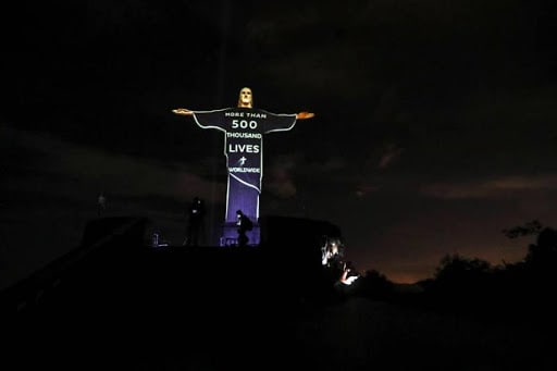 Brasil El Cristo Redentor de Río de Janeiro volvió a rendir homenaje a las víctimas del COVID-19​ 23