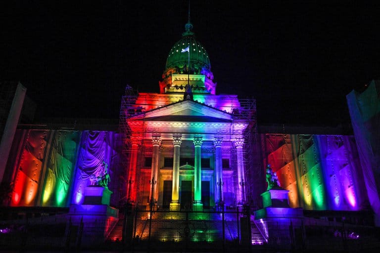 image Ley de Matrimonio Igualitario en Argentina El Congreso Nacional se ilumina de los colores de la diversidad al cumplirse 10 años de la sanción de la Ley de Matrimonio Igualitario en Argentina 3