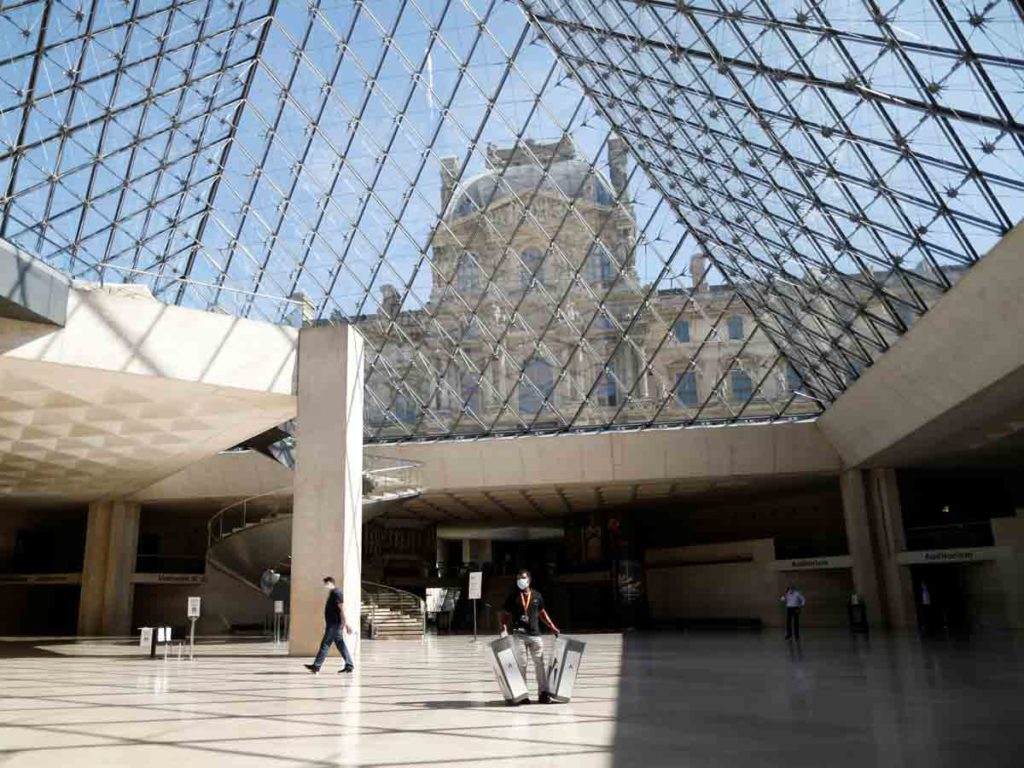 Museo del Louvre reabre al público