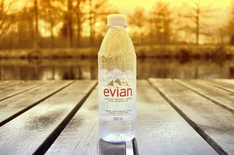 Evian presenta nuevo envase una botella 100% reciclada y sin etiqueta de papel 1