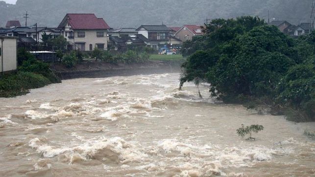 Japón en alerta ante un récord de lluvias evacuaron a 200.000 personas y temen por desapariciones 1