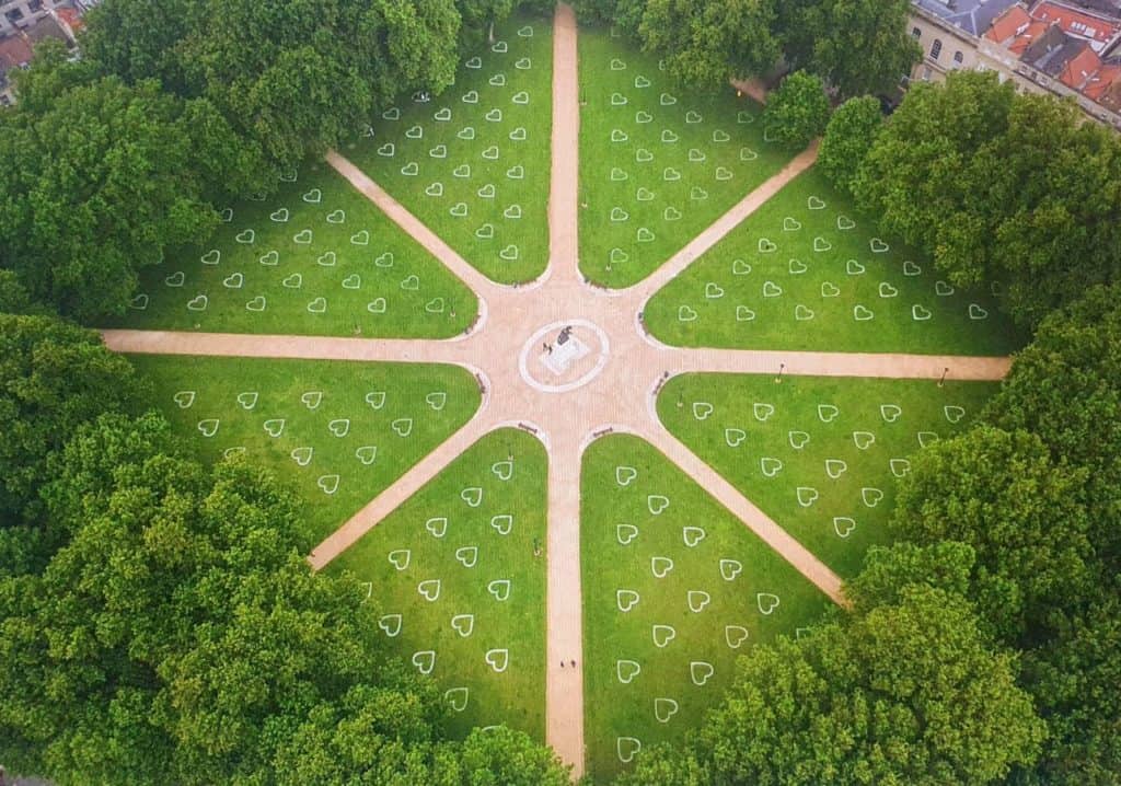 image parques de Bristol Los parques de Bristol se llenan de corazones para alentar a las personas a mantener el distanciamiento social 1