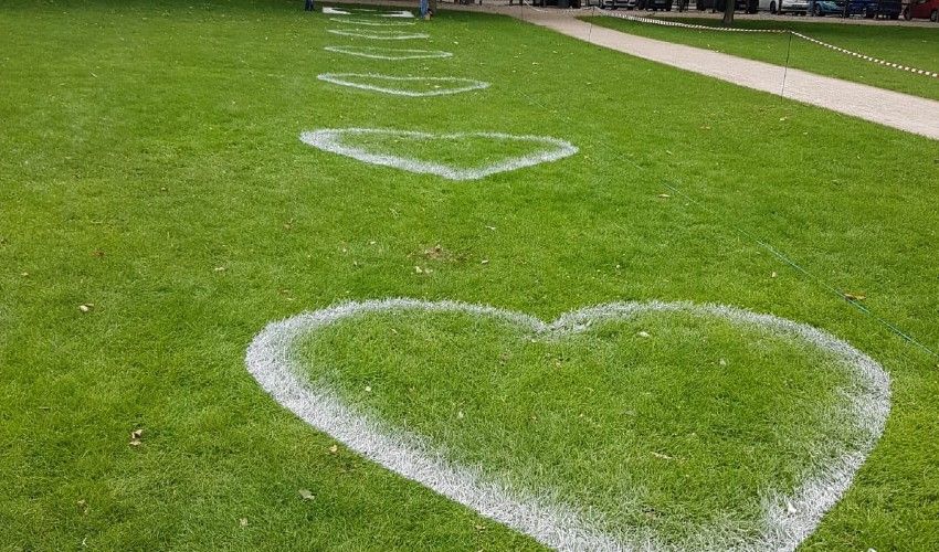 image parques de Bristol Los parques de Bristol se llenan de corazones para alentar a las personas a mantener el distanciamiento social 4