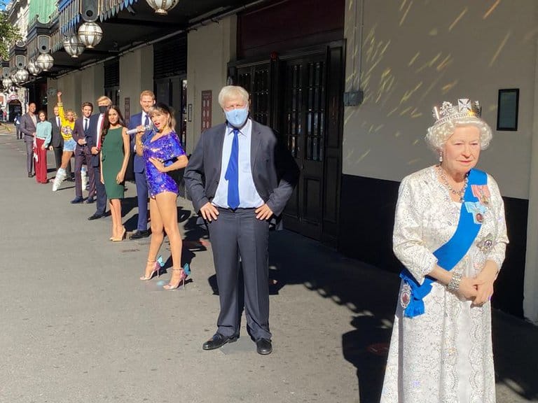 Museo de cera colocó figuras vip en la entrada distanciamiento social