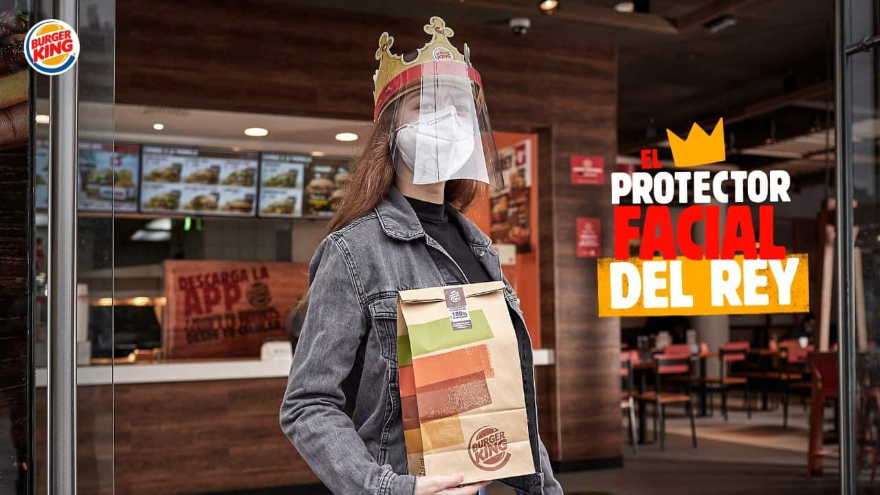 Perú Burger King convierte su típica corona de cartón en un escudo facial contra el COVID-19 2