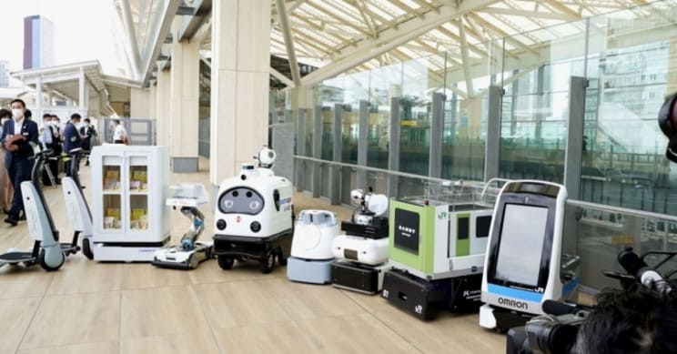 Una línea de trenes en Tokio presenta robots diseñados para desinfectar las superficies de las estaciones 1