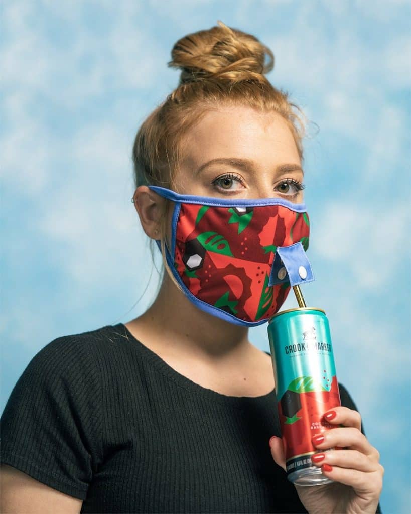 image mascarillas con un sistema de solapa Una marca de bebidas lanza mascarillas con un sistema de solapa para que puedas beber sin tener que quitártela 3