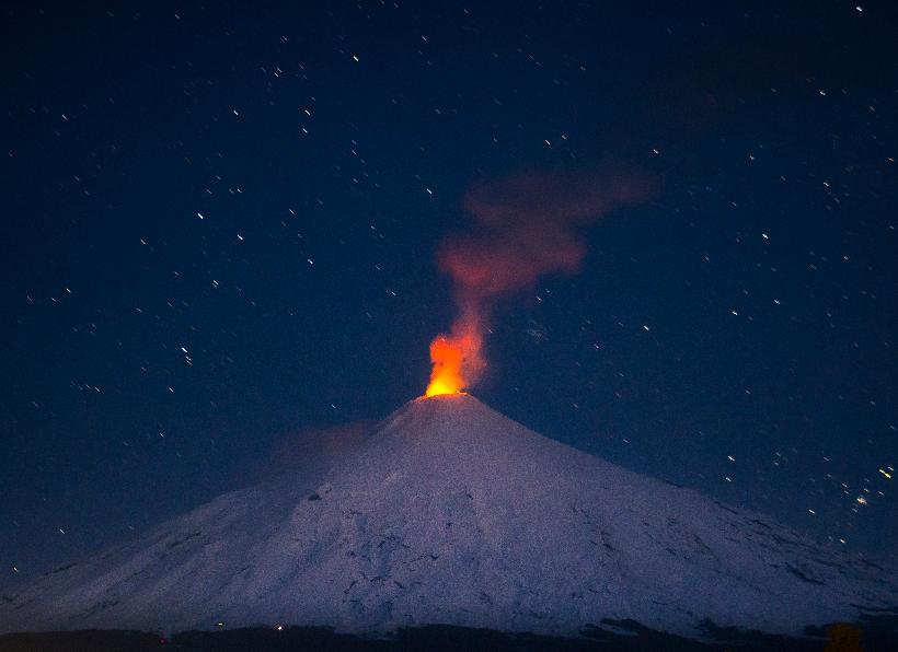 Video El impresionante timelapse de una noche de estrellas frente al Volcán Villarrica en Chile