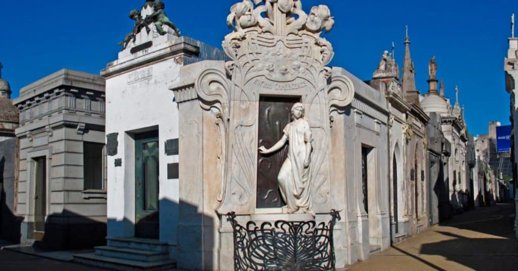 Cementerio de la Recoleta: Escultura de Rufina Cambaceres