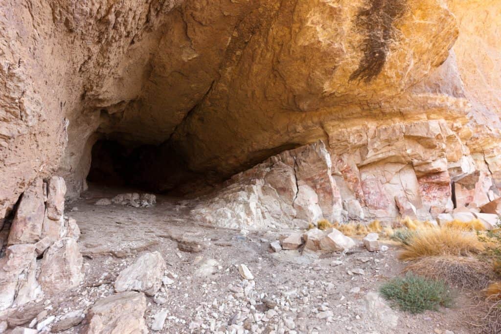 image cueva de las manos cuevas