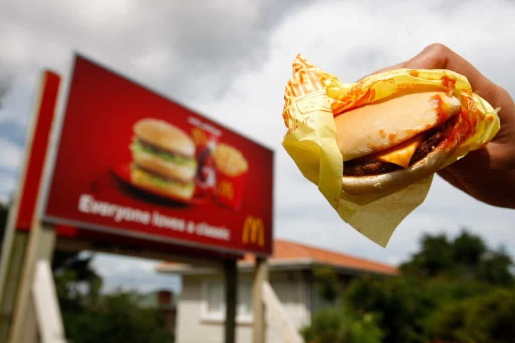 McDonald Que tu pareja vaya a comer a McDonald’s sin ti es casi tan grave como una infidelidad, según encuesta image McDonald mcdonalds2