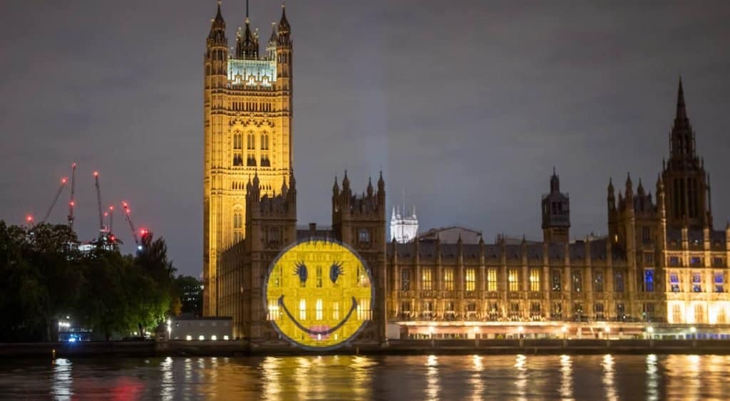 image Día Mundial del Emoji smiley face on parliament SWNS