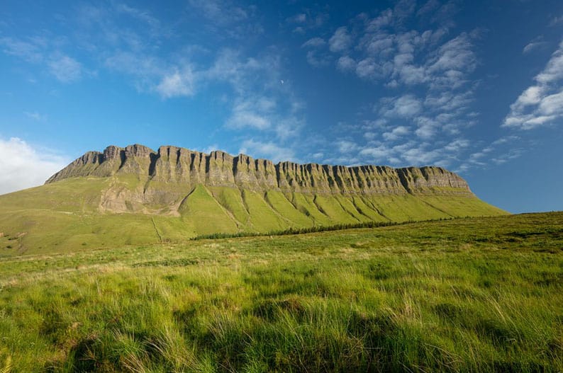 image locaciones reales detrás de Normal People Benbulben