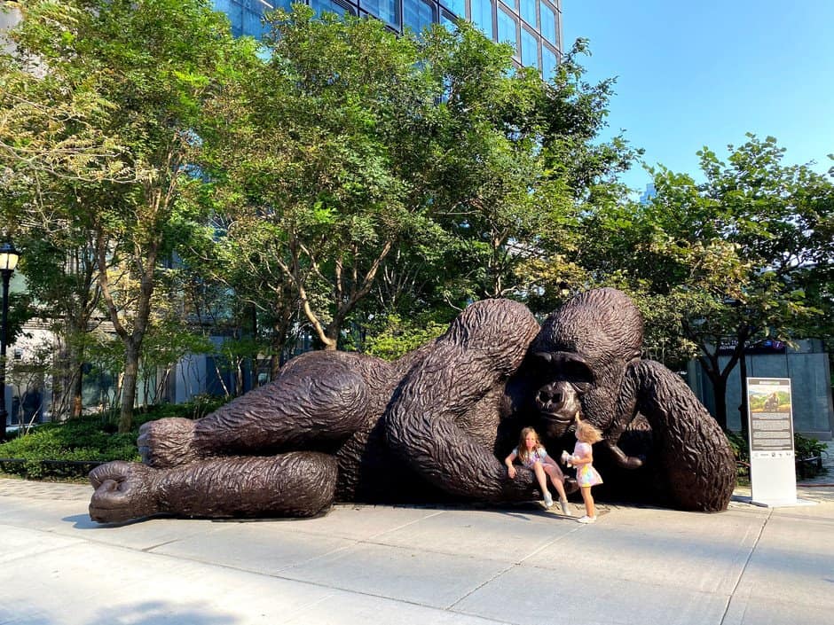 Crean la escultura de bronce más grande del mundo con forma de King Kong para reflexionar sobre la extinción de los gorilas 1