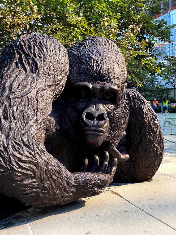 Crean la escultura de bronce más grande del mundo con forma de King Kong para reflexionar sobre la extinción de los gorilas