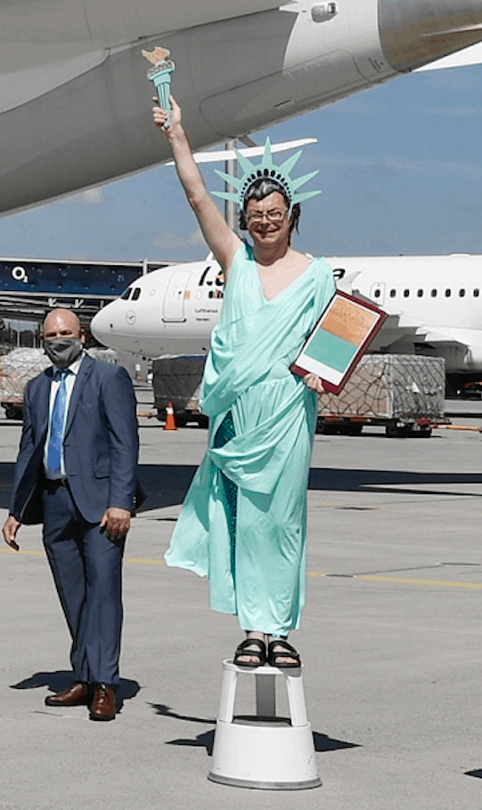 image Estatua de la Libertad humana El Aeropuerto de Múnich invita a una Estatua de la Libertad humana para celebrar la reanudación de vuelos a New York de United Airlines 2