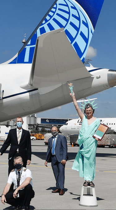 image Estatua de la Libertad humana El Aeropuerto de Múnich invita a una Estatua de la Libertad humana para celebrar la reanudación de vuelos a New York de United Airlines