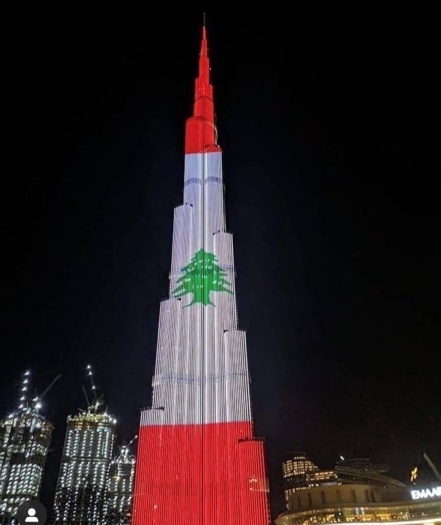 image homenaje a las víctimas de Beirut El mundo rindió homenaje a las víctimas de Beirut proyectando los colores del Líbano en sus edificios y monumentos más destacados 3